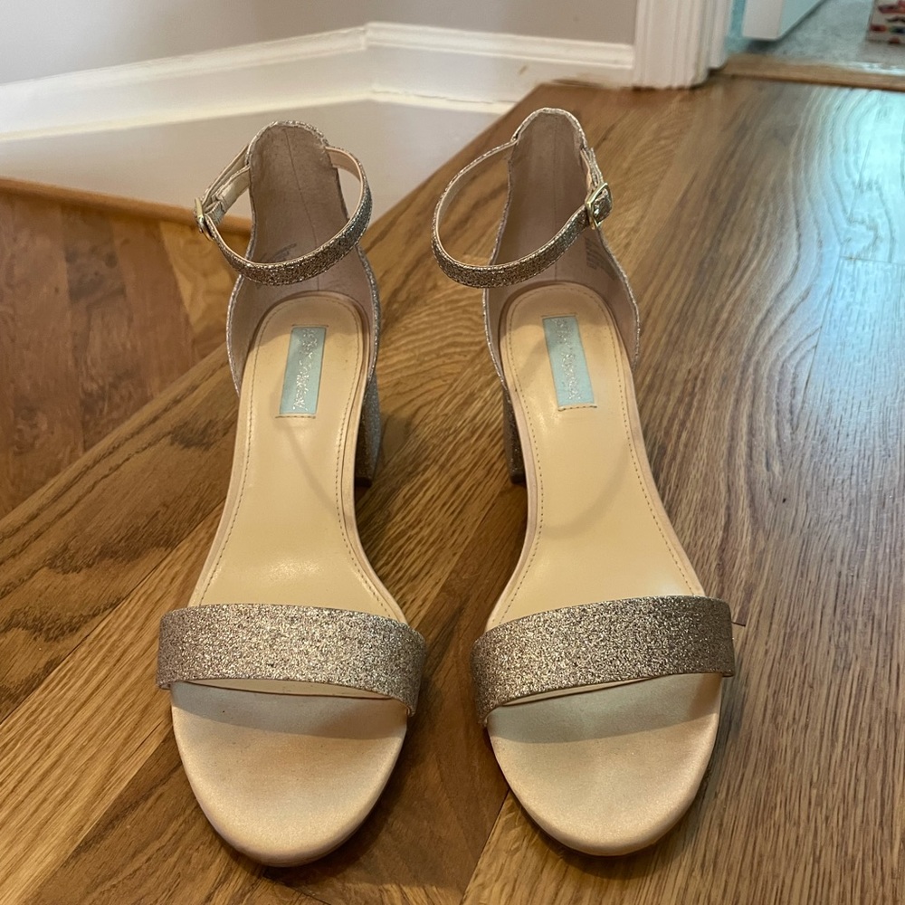 Betsy Johnson champagne sparkle heels. Size 9M.